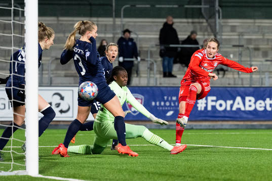 Sydney Lohmann of Bayern scores the 0-2 goal