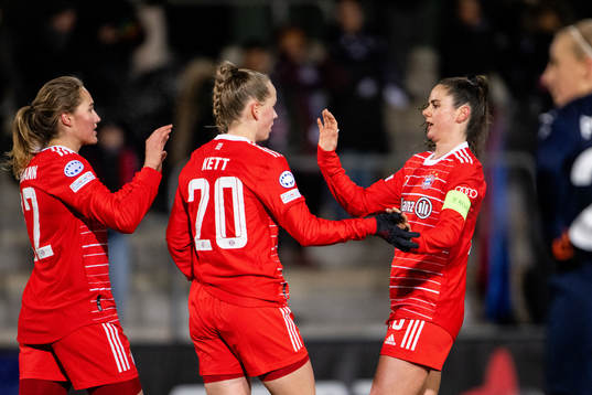Sydney Lohmann of Bayern celebrate with teammates