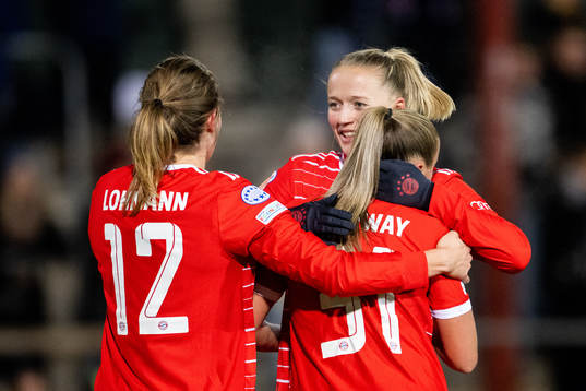 Georgia Stanway of Bayern celebrate with Sydney Lohmann and