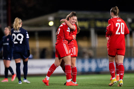 Julia Landenberger of Bayern celebrate with Georgia Stanway