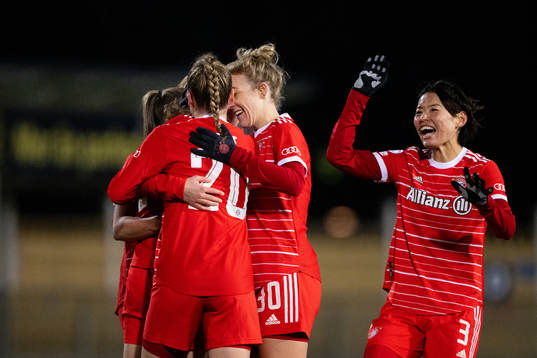 Julia Landenberger of Bayern celebrate with team mates