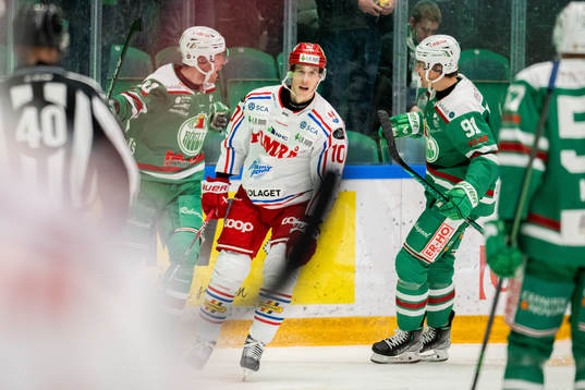 Rögles Oskar Stål-Lyrenäs jublar med Adam Tambellini