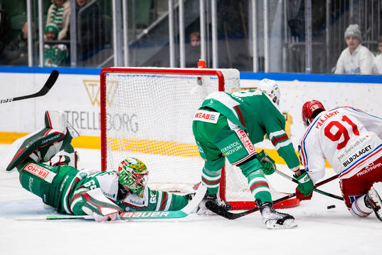 Rögles målvakt Christoffer Rifalk räddar mot Timrås
