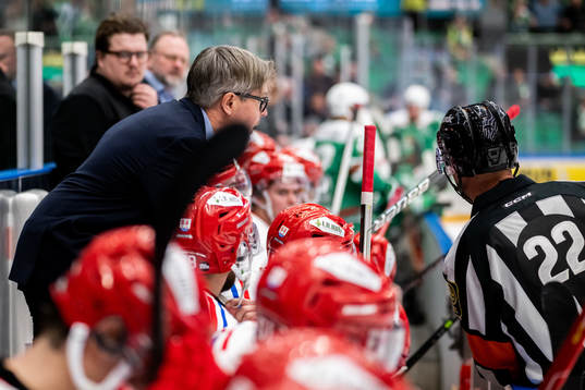 Timrås tränare Anders Karlsson i diskussion med domare