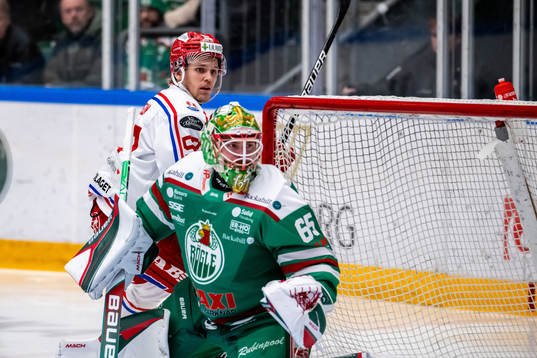 Timrås Anton Wedin och Rögles målvakt Christoffer Rifalk