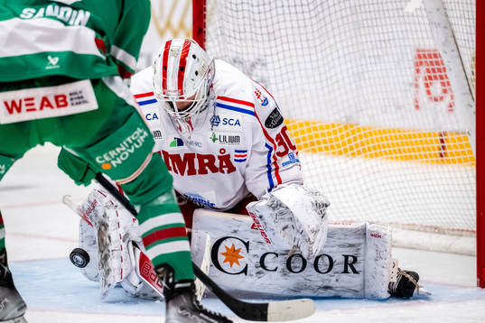 Timrås målvakt Jacob Johansson räddar Rögles Linus