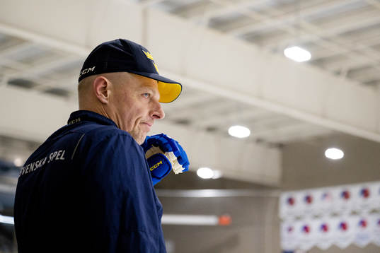 Head coach Magnus Hävelid of Sweden at a Practice session