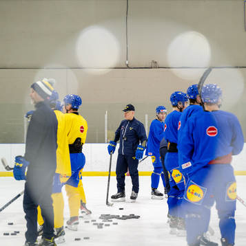 Head coach Magnus Hävelid of Sweden at a Practice session
