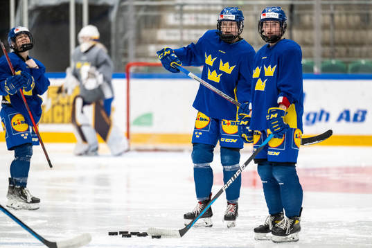Annie Silén and Linnéa Andersson of Sweden at a training