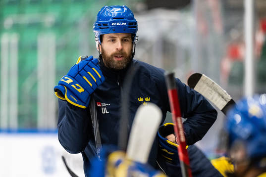 Head coach Ulf Lundberg of Sweden at a training session