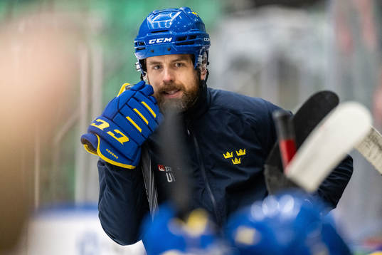 Head coach Ulf Lundberg of Sweden at a training session