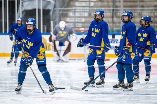 Hanna Thuvik, Annie Silén and Linnéa Andersson of Sweden
