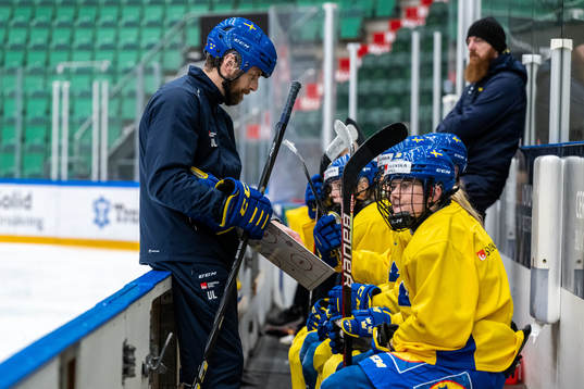 Head coach Ulf Lundberg of Sweden at a training session