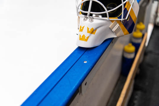 A goaltender mask at a training session with Sweden