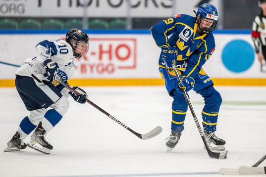 Elisa Holopainen of Finland and Sara Hjalmarsson of Sweden