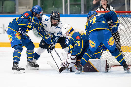Jenny Antonsson, goaltender Emma Söderberg and Emma