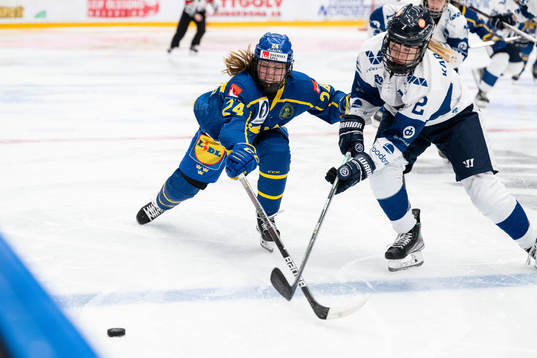 Felizia Wikner-Zienkiewicz of Sweden and Sini Karjalainen