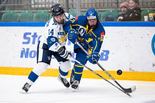 Krista Parkkonen of Finland and Sara Hjalmarsson of Sweden