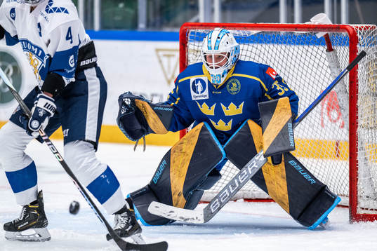 Goaltender Tindra Holm of Sweden