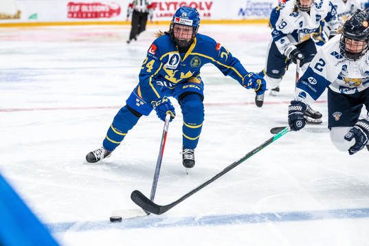 Felizia Wikner-Zienkiewicz of Sweden and Sini Karjalainen