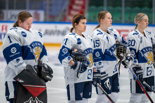 Goaltender Sanni Ahola, Nea Katajamäki, Oona Havana and