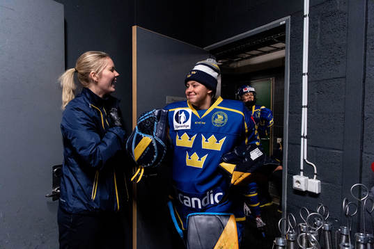 Goaltender Tindra Holm of Sweden