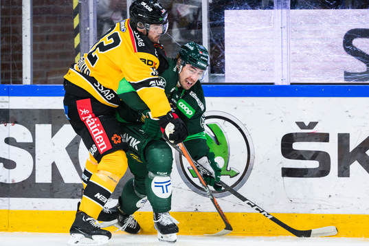 Luleås Oscar Engsund ich Färjestads Remi Elie