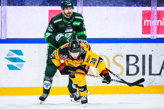 Färjestads August Tornberg och Luleås Olli Nikupeteri