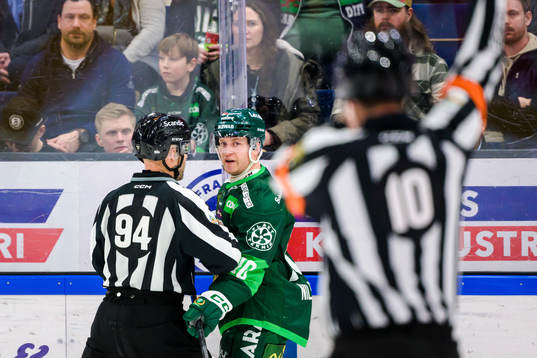 Färjestads Marcus Nilsson reagerar på sin utvisning