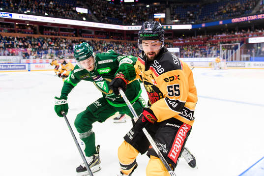 Färjestads Eric Engstrand och Luleås Filip Pyrochta