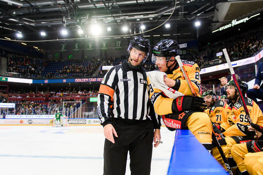 Domare Johan Nordlöf i samtal med Luleås Erik Gustafsson