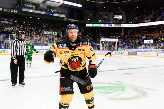 Luleås Leo Komarov jublar