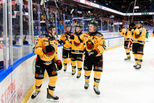 Luleås Isac Brännström och Erik Gustafsson jublar