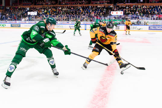 Färjestads Eric Engstrand och Luleås Jonas Berglund