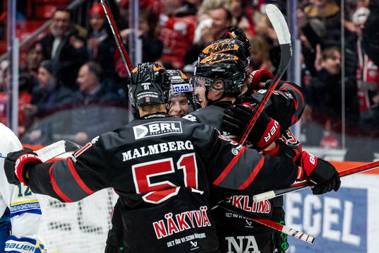 Örebros Oliver Eklind jublar med lagkamrater