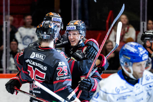 Örebros Marcus Hardegård jublar med lagkamrater