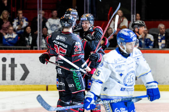 Örebros Marcus Hardegård jublar med lagkamrater
