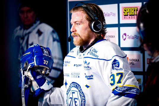 Leksands Anton Lindholm blir intervjuad