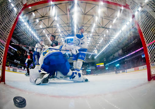 Örebros Oliver Eklind gör 2-0 på Leksands målvakt