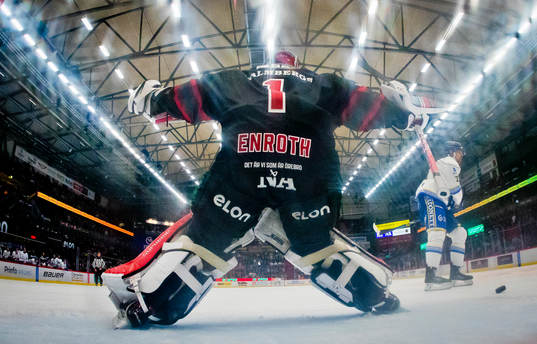Örebros målvakt Jhonas Enroth jublar