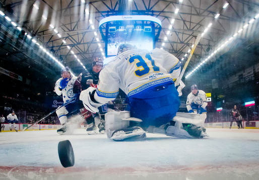 Örebros Oliver Eklind gör 6-3 på Leksands målvakt