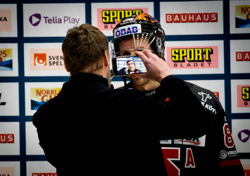 Örebros Mathias Bromé blir intervjuad av Sportbladet