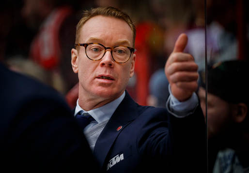Örebros tränare Niklas Eriksson gör tummen upp