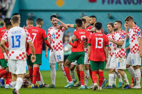 Josip Sutalo of Croatia in a discussion with Azzedine