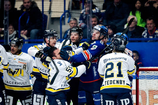HV71s Andy Miele och Växjös Hardy Häman Aktell