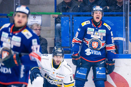 Växjös Erik Josefsson reagerar på ett domslut