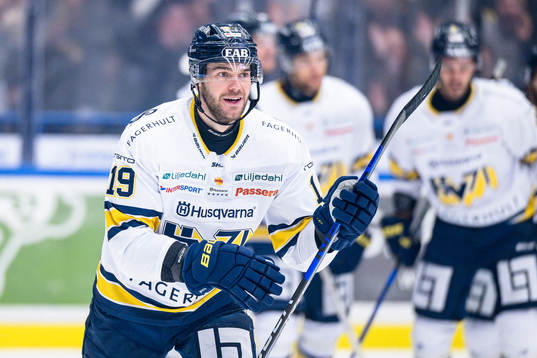 HV71s Sam Vigneault jublar