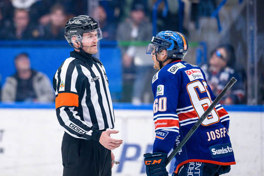 Domare Daniel Eriksson och Växjös Erik Josefsson