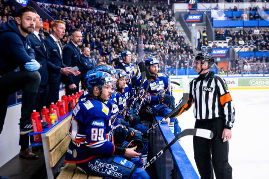 Växjös tränare Jörgen Jönsson pratar med Domare Daniel