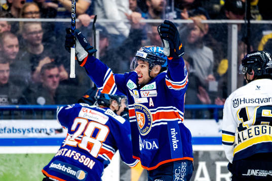 Växjös Robert Rosén jublar